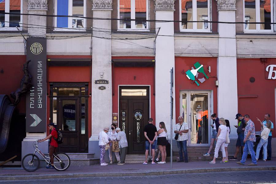 Кто последний на укол: в Калининграде образовались очереди на прививку от COVID