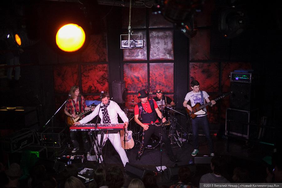 Арлекин, Пьеро и танцы с бубном: в Калининграде прошел концерт группы «Ундервуд»