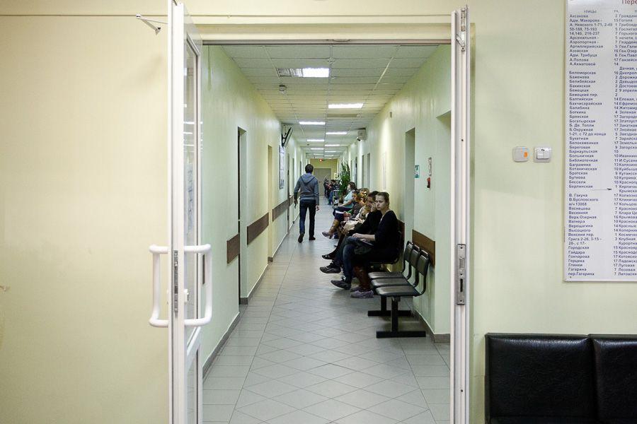 Полный дурдом: почему пациенты стоят в очереди в регистратуру поликлиники на Летней 2 часа 