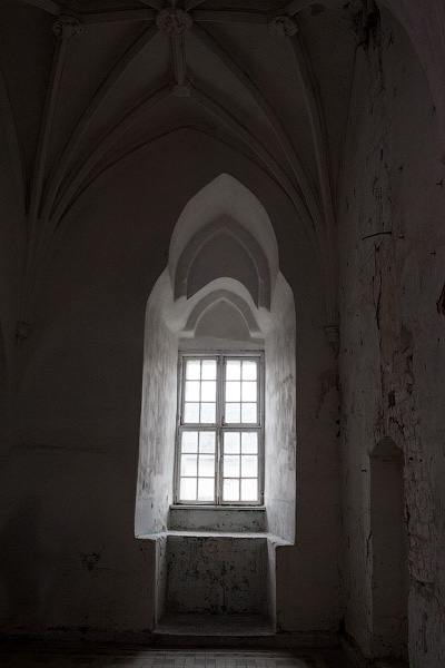 «У нас здесь не Алькатрас»: как сегодня выглядит замок Тапиау и что ждёт бывшую тюрьму (фото)