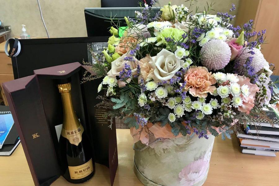 Алиханов прислал журналисту извинения, цветы и шампанское за «кочан»