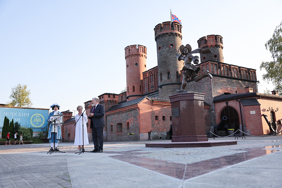 И Пётр I такой молодой: во Фридрихсбургских воротах установили скульптуру Зураба Церетели (фото)