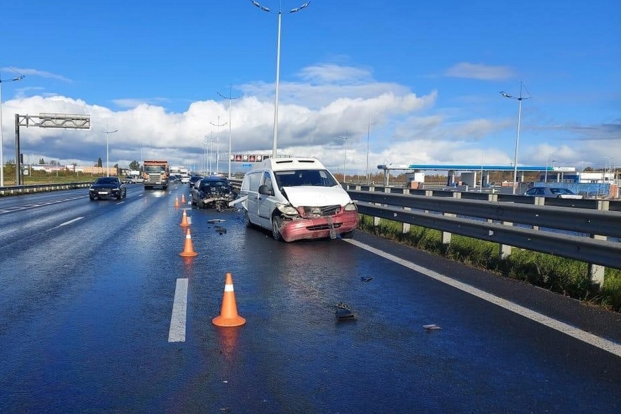 На Северном обходе «БМВ» врезалась в машины, попавшие в ДТП, один человек погиб