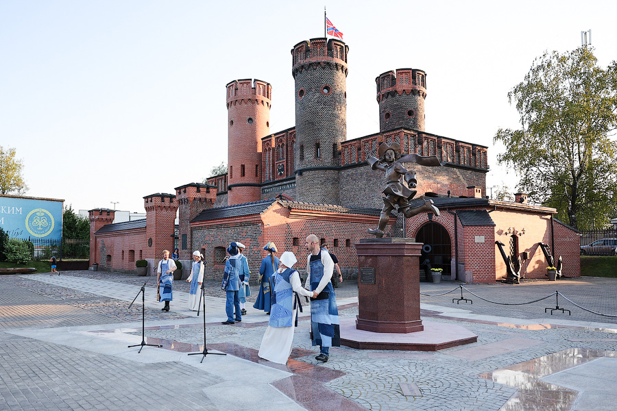 И Пётр I такой молодой: во Фридрихсбургских воротах установили скульптуру Зураба Церетели (фото)