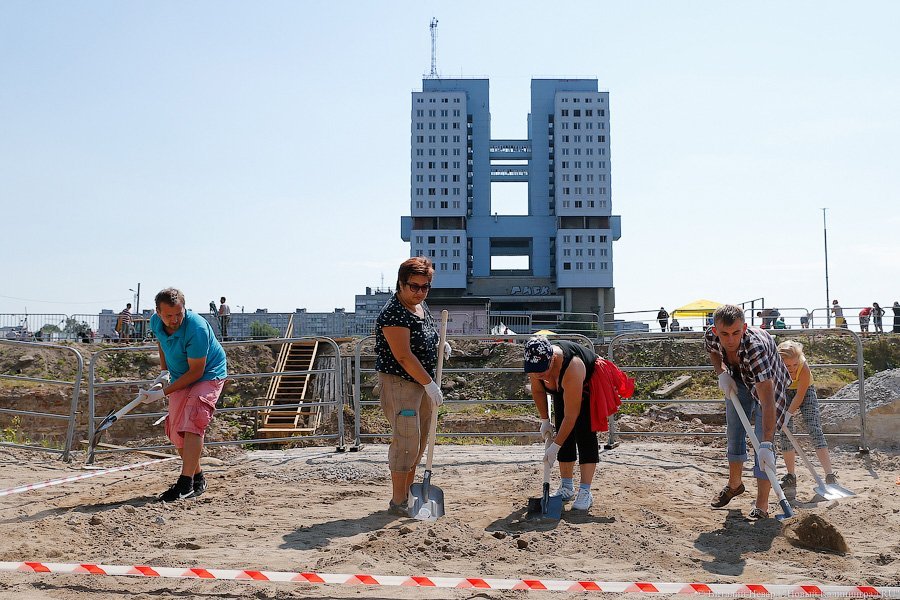 «Повезёт другим»: как прошёл субботник на территории руин замка «Кёнигсберг»