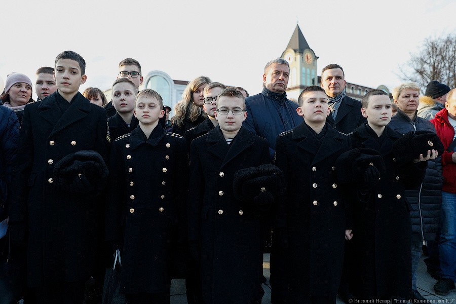 Опустить голову, зажечь свечу: в Калининграде почтили память погибших в Кемерово
