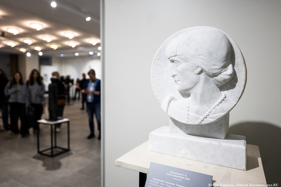 Рельеф с изображением Анны Ахматовой работы Станислава Внуковского очень напоминает брахерстовский портрет Мии - супруги скульптора