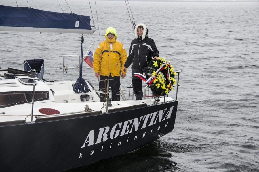 Венки на воде: калининградские яхтсмены почтили память погибших моряков