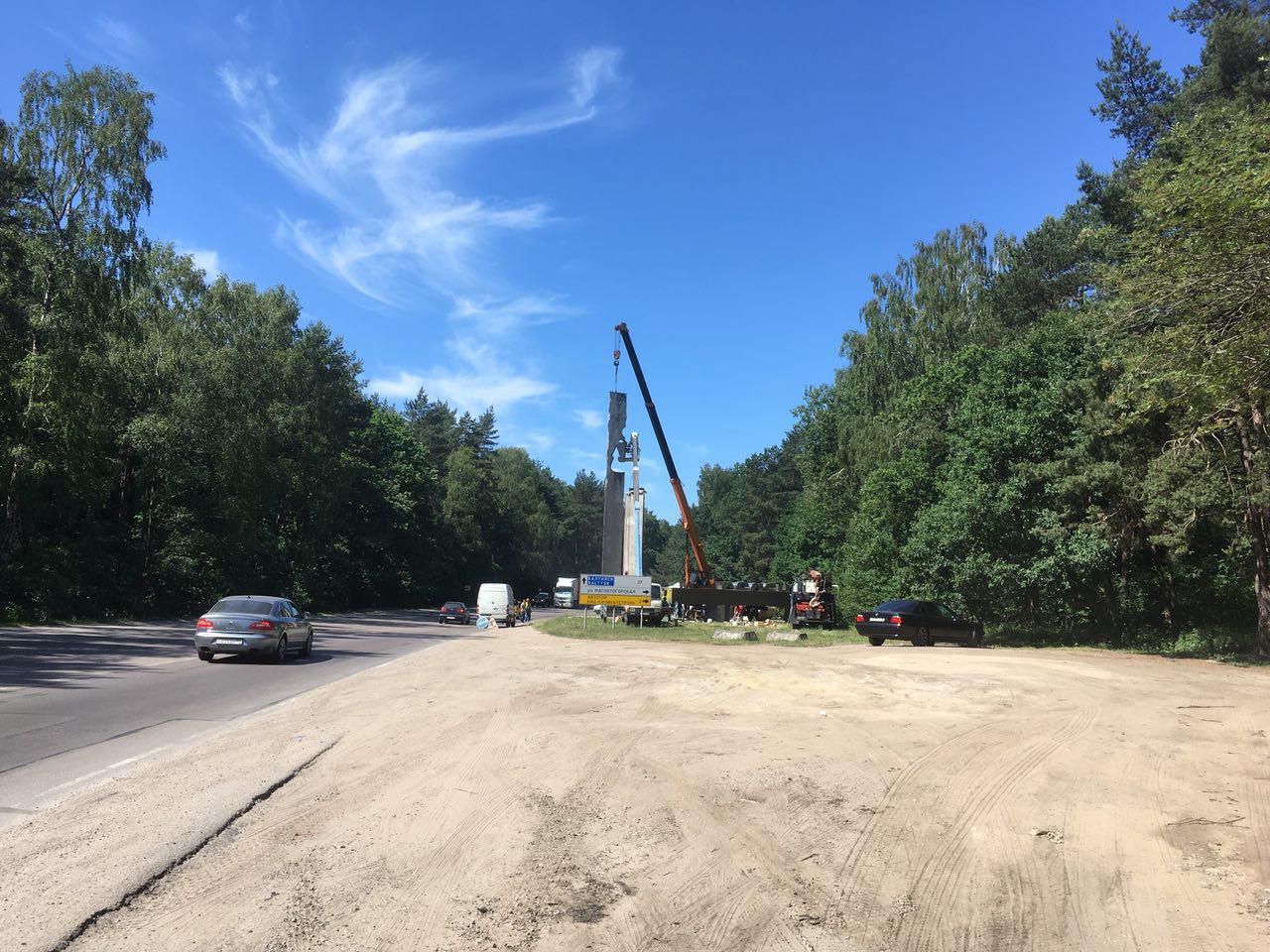 Власти демонтируют стелу на въезде в Калининград