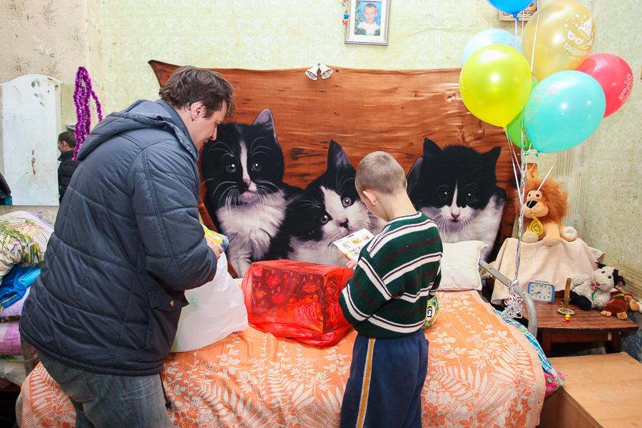 «От всего города»: 10-летнего Кирилла из замка Вальдау поздравили с днем рождения