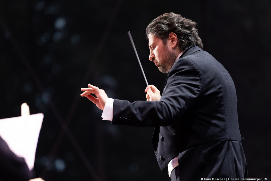 Бурлеска под дождём: Денис Мацуев выступил на острове Канта (фото)