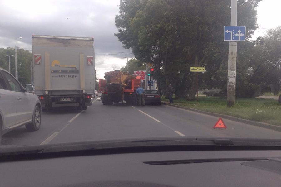 На Суворова столкнулись грузовик и легковушка, движение затруднено (фото)