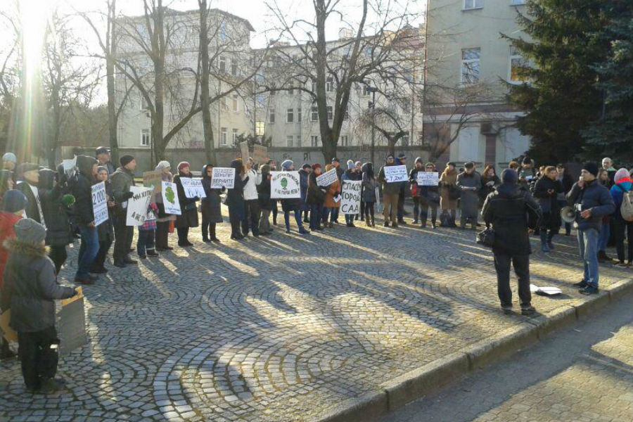В Калининграде проходит митинг против вырубки деревьев (фото)