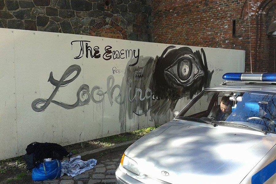 Полиция пресекла работу польской художницы в Калининграде из-за антифа-символики (дополнено)