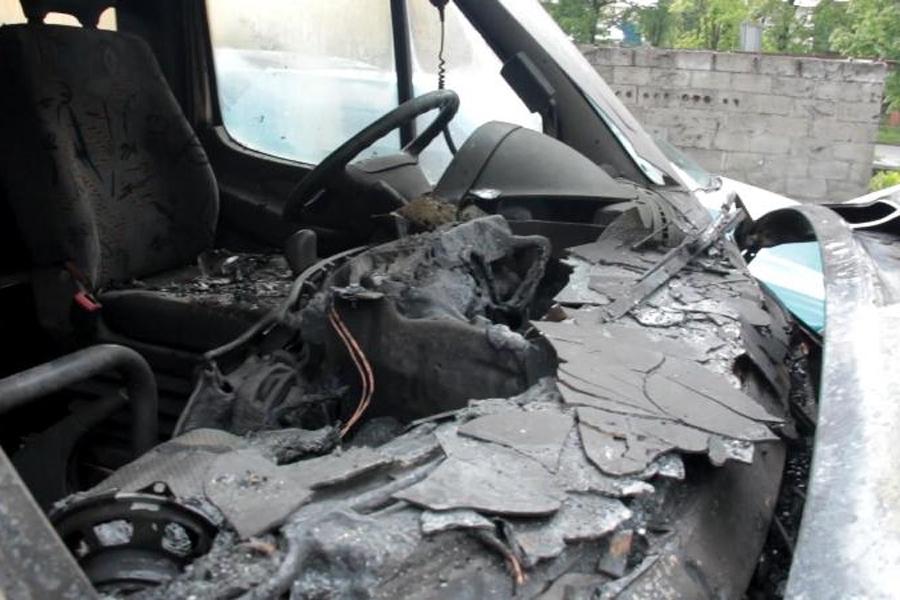 Полиция: микроавтобус в Черняховске могла поджечь 74-летняя соседка владельца (фото)