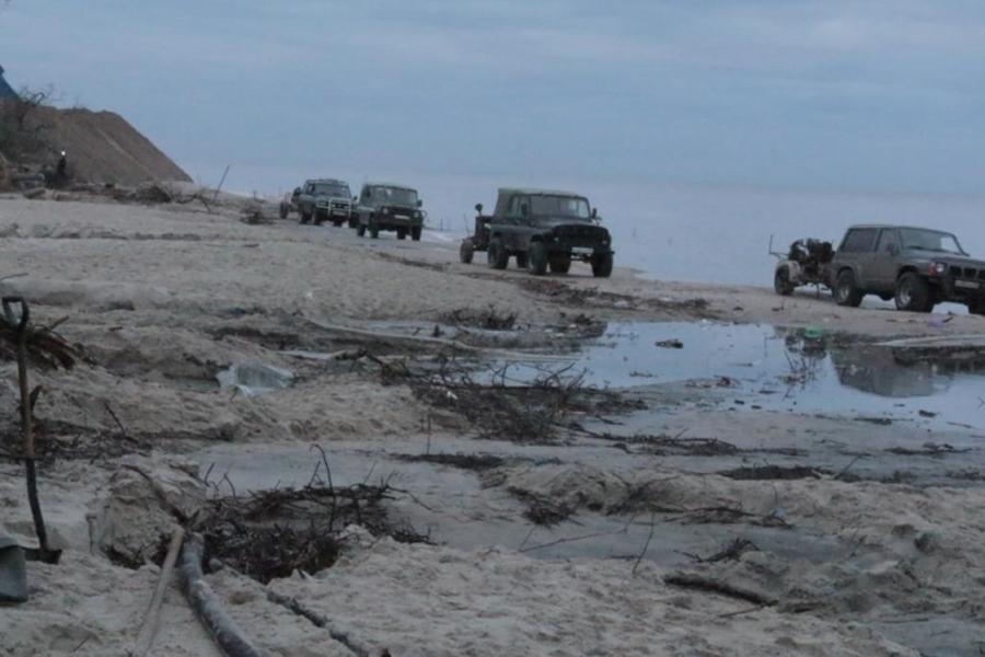 Полиция: «черные копатели» янтаря уничтожили пляж у пос. Синявино (фото)