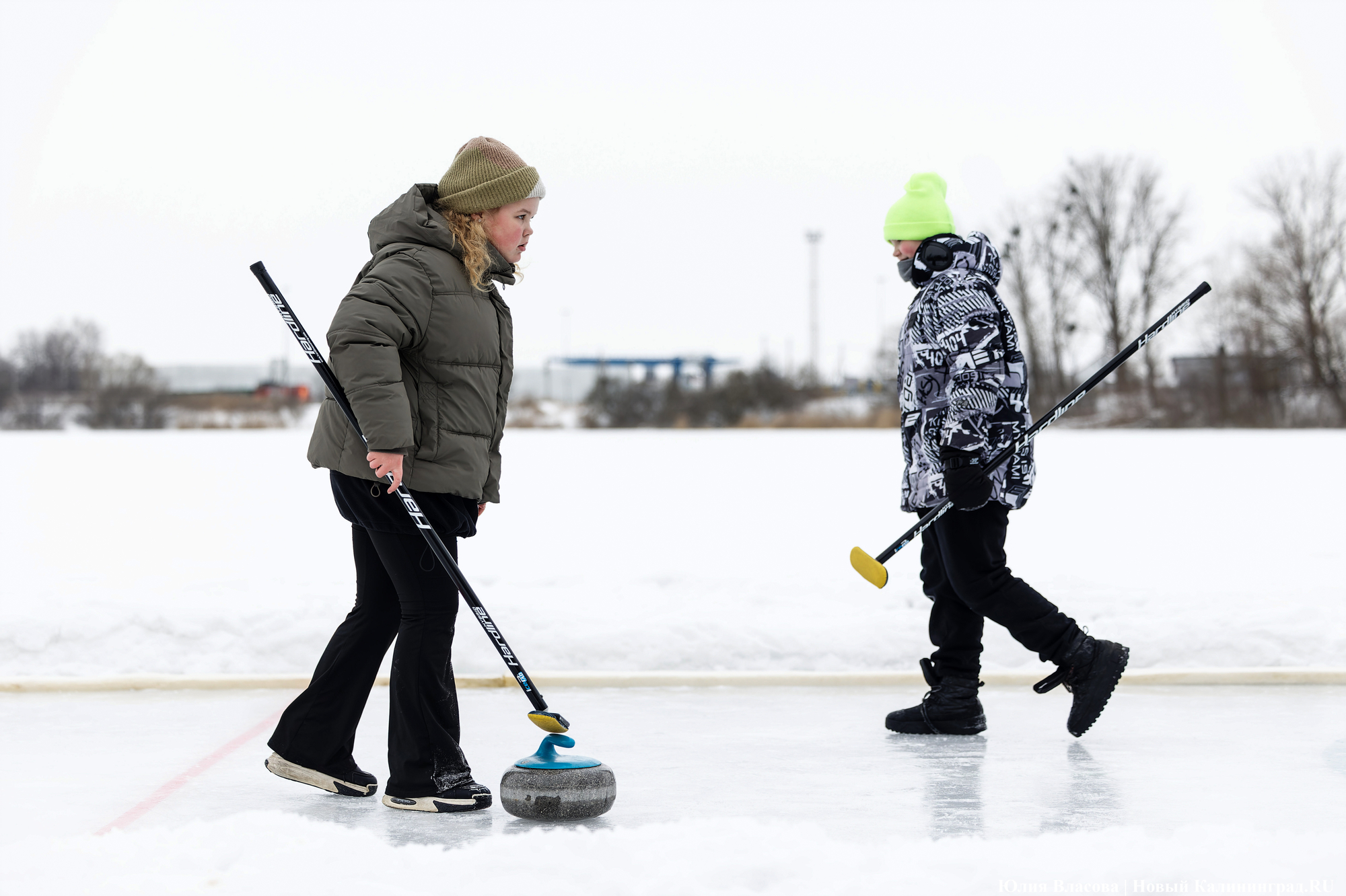 Камни, щетки и «дома»: на озере Шенфлиз впервые сыграли в кёрлинг (фото)