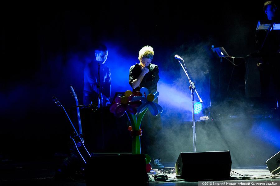 «Вечер поэзии»: «Сурганова и Оркестр» поздравили калининградок с 8 марта