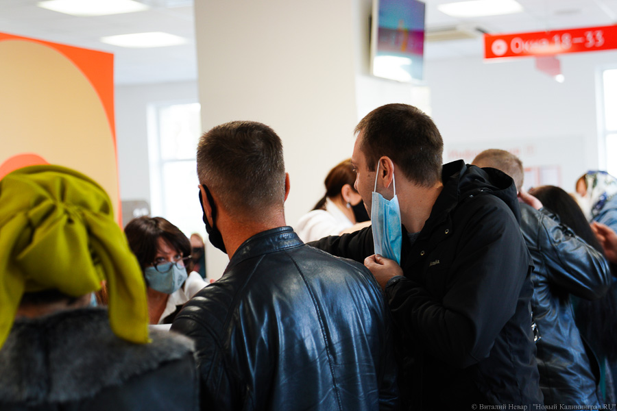 Вне зоны ковид-фри: что происходит в МФЦ на площади Победы после новых ограничений