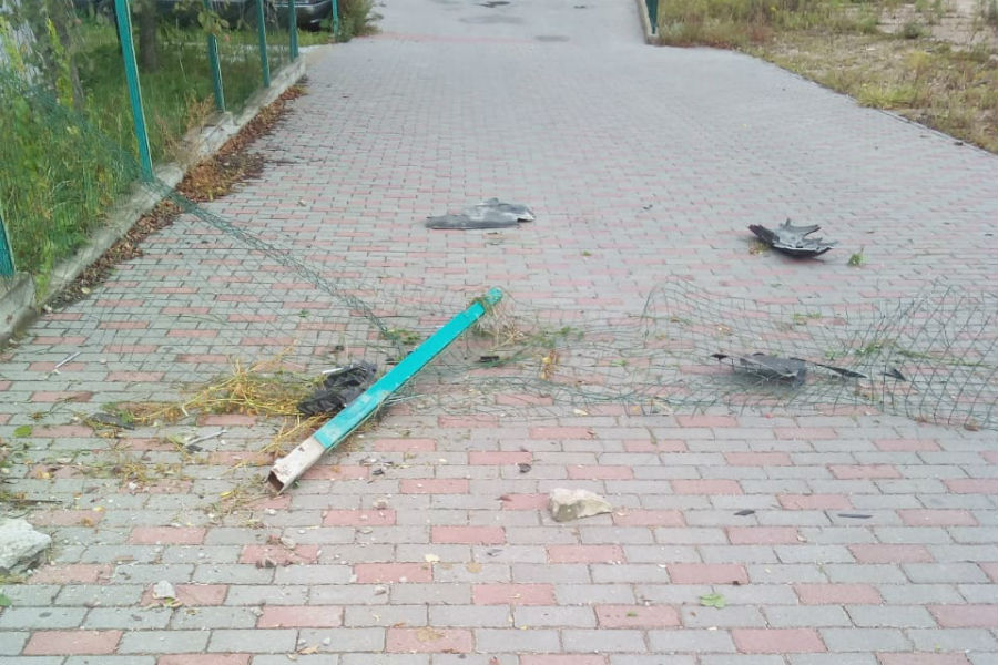 В Гурьевске автомобиль снес забор и заехал на территорию дома