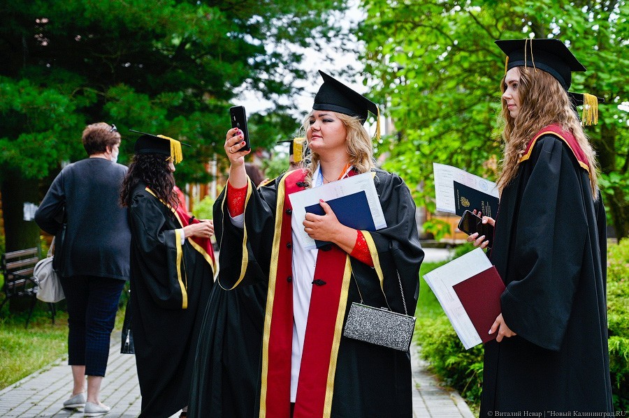 Как проходит вручение дипломов выпускникам БФУ в Ботаническом саду (фото)