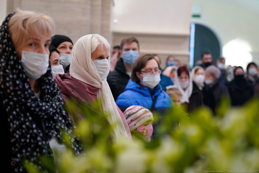 Богослужение в масках: в Калининграде прошла первая литургия в новом храме (фото)