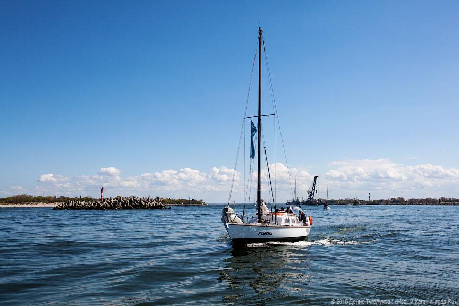 Венки на воде: калининградские яхтсмены отдали дань памяти морякам-балтийцам