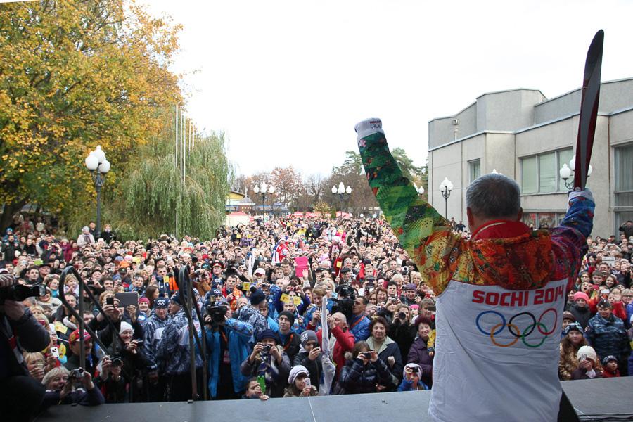 «Огоньку не найдется?»: Светлогорск встретил олимпийскую эстафету