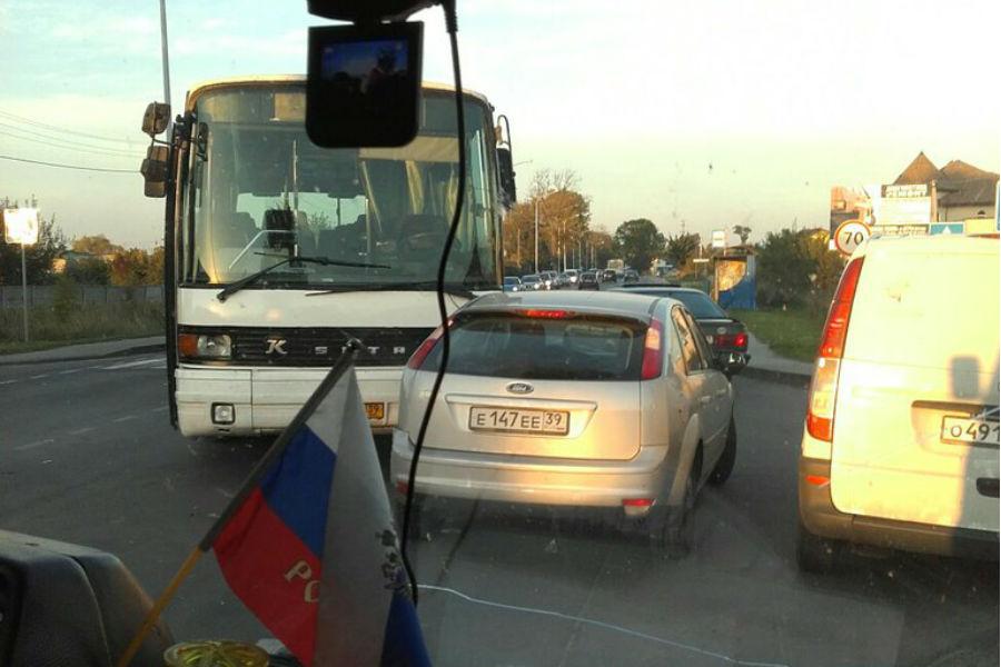 На мамоновской трассе столкнулись автобус и «Форд» (фото)