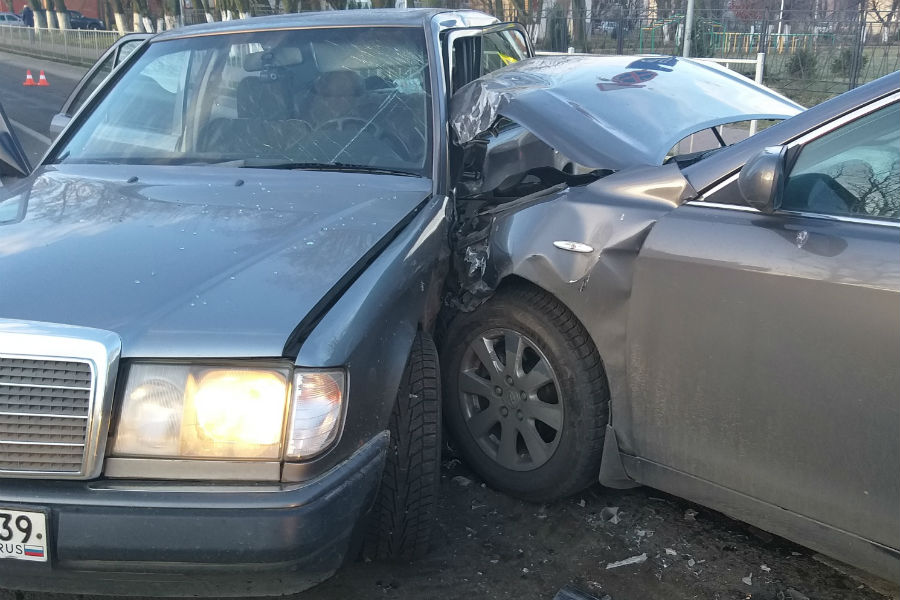 В Балтийске «Мерседес» не уступил дорогу «Тойоте», водителя деблокировали спасатели (фото)