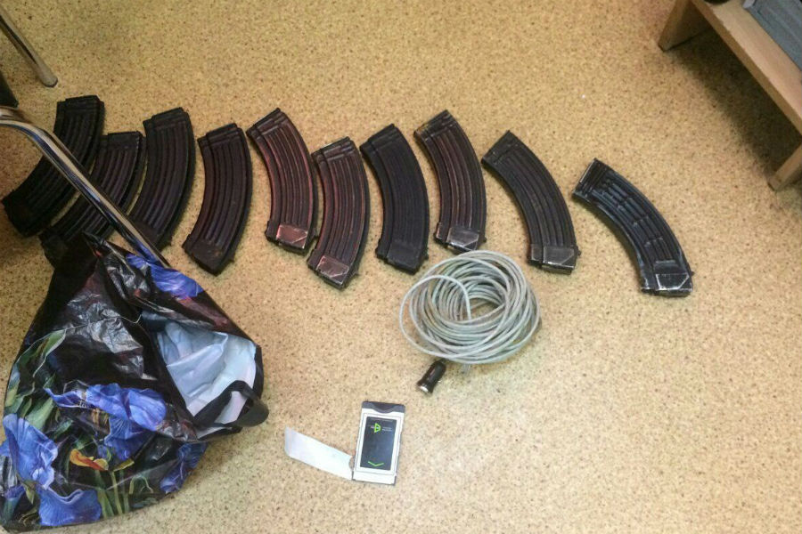 Неизвестный оставил в ТЦ «Колос» пакет с магазинами к АК-47 (фото)