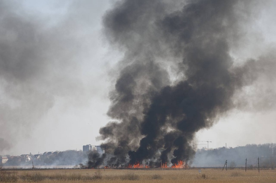 «Тушение затруднено сложностью подхода»: в МЧС прокомментировали пожар на Острове (фото)