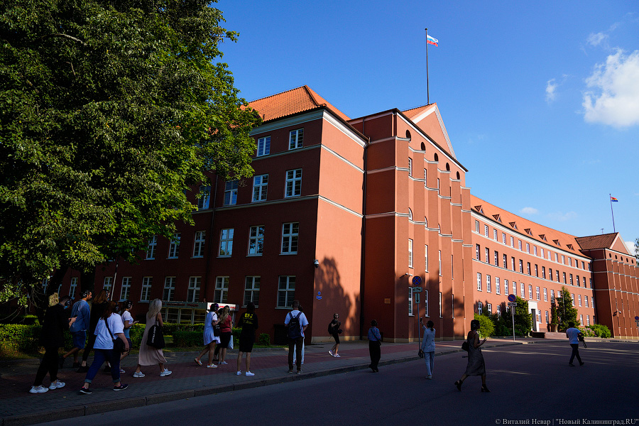 Футуролог Пётр и машина времени: «Фестивальная дирекция» представила спектакль-прогулку 