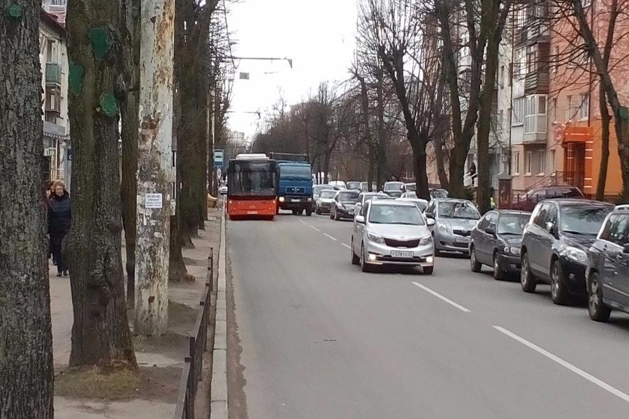 Водители: на ул. Леонова столкнулись мусоровоз и автобус (фото)