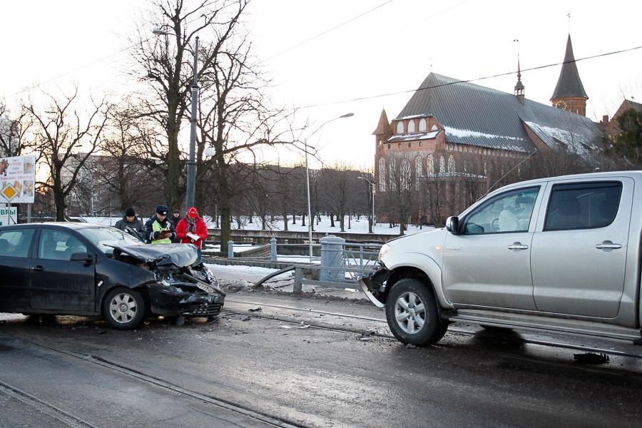На Деревянном мосту произошла авария, затруднено движение на Острове и Моспроспекте (фото)