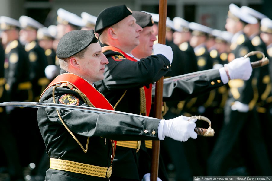 «Гвоздики», «Град» и снег: в Калининграде прошел Парад Победы