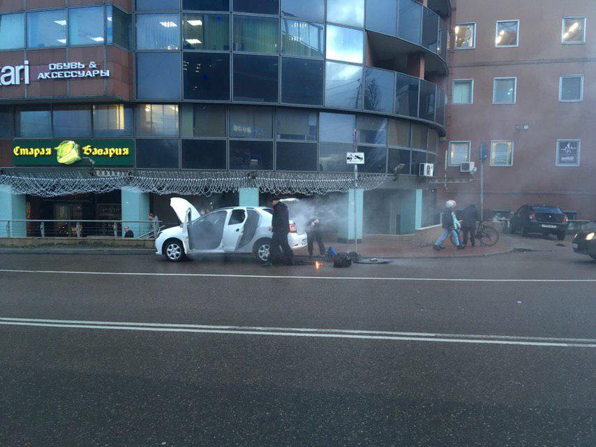 Очевидец: на улице Озерова на ходу загорелся автомобиль (фото)