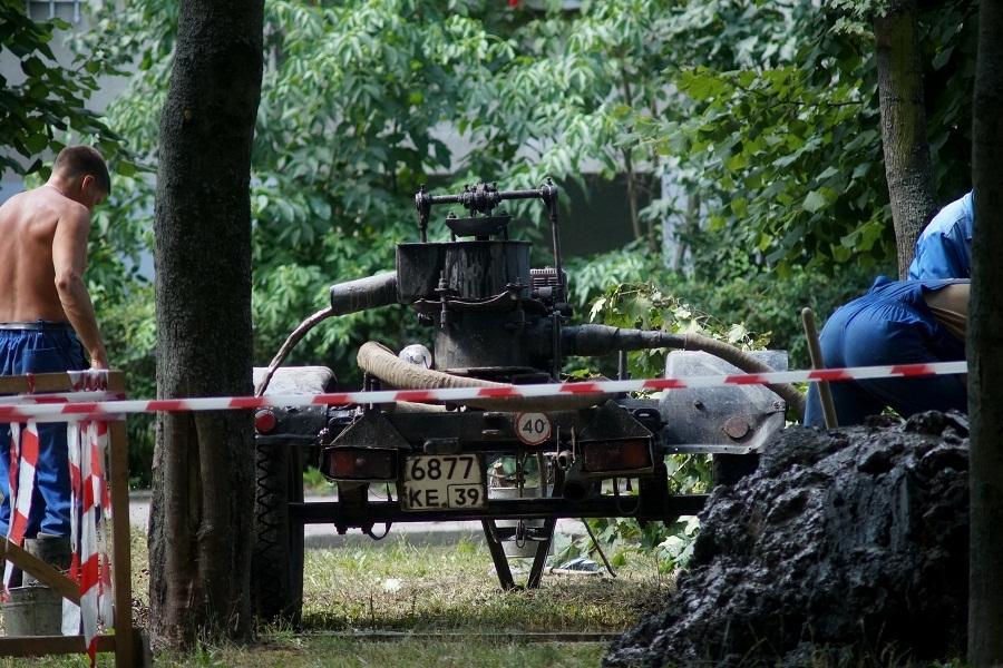 В Калининграде на перекрёстке ул. Кирова и Зоологической прорвало водопровод (фото)   