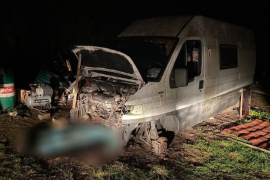 В Немане насмерть придавило микроавтобусом мужчину, занимавшегося его ремонтом (фото)