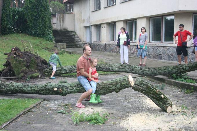 Шторм в Литве: на пляже Ниды ветер поднял в воздух коляску с ребенком (фото)