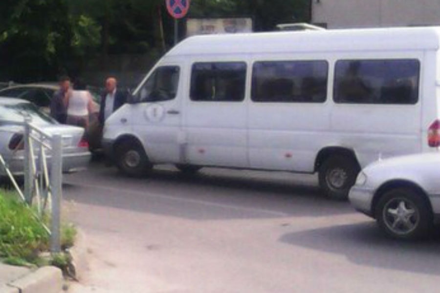 На Муромской пассажирский микроавтобус «въехал» в легковушку (фото)