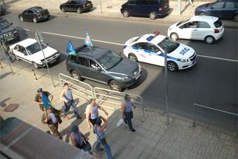 Десантники прошли по городу в сопровождении депутата и полицейских с собакой