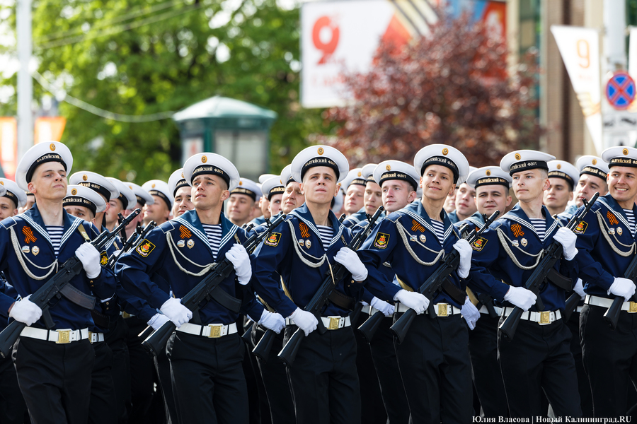 Под Знаменем Победы: в центре Калининграда прошел военный парад (фото)