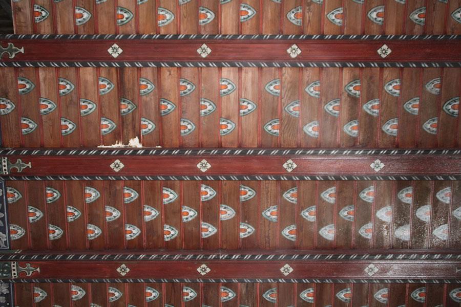 Смрад и овцы: старинную семинарию под Черняховском превратили в хлев