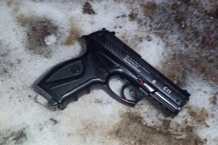 В Калининграде 17-летний юноша устроил стрельбу из пневматики в подъезде многоэтажки