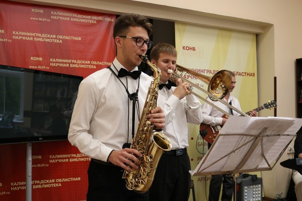 За новогодним настроением идём на джаз и мастер-класс по живописи