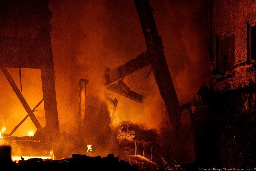 «Цепрусс» в огне: в Калининграде горело заброшенное здание завода (фото)