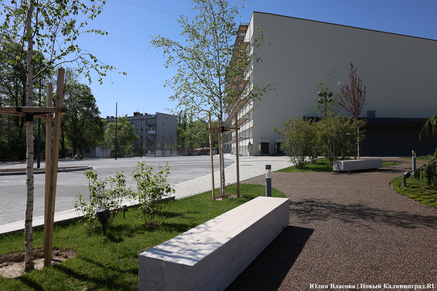 На площади у Дома искусств завершается благоустройство. Вот как она выглядит (фото)