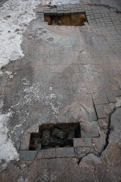 Дорога и пустота: на Ленпроспекте асфальт не выдержал нагрузки (фото)