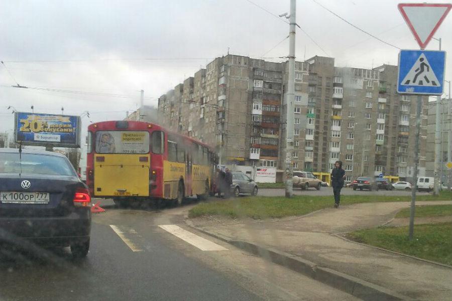 На кольце на ул. Горького рейсовый автобус врезался в «Опель» (фото)